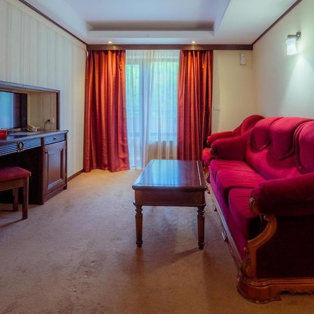 Hotel Perla Slănic-Moldova エクステリア 写真