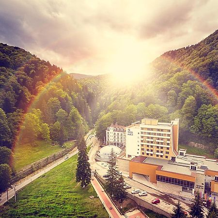 Hotel Perla Slănic-Moldova エクステリア 写真