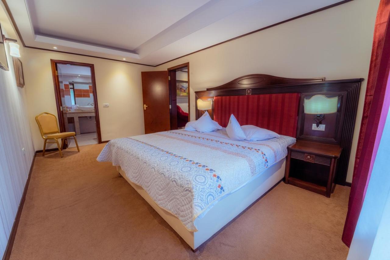 Hotel Perla Slănic-Moldova エクステリア 写真