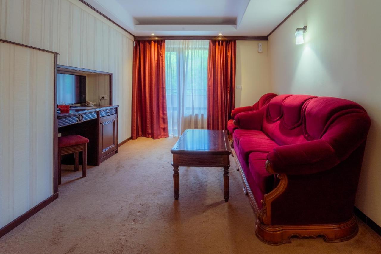 Hotel Perla Slănic-Moldova エクステリア 写真