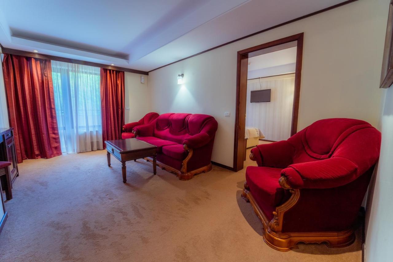 Hotel Perla Slănic-Moldova エクステリア 写真