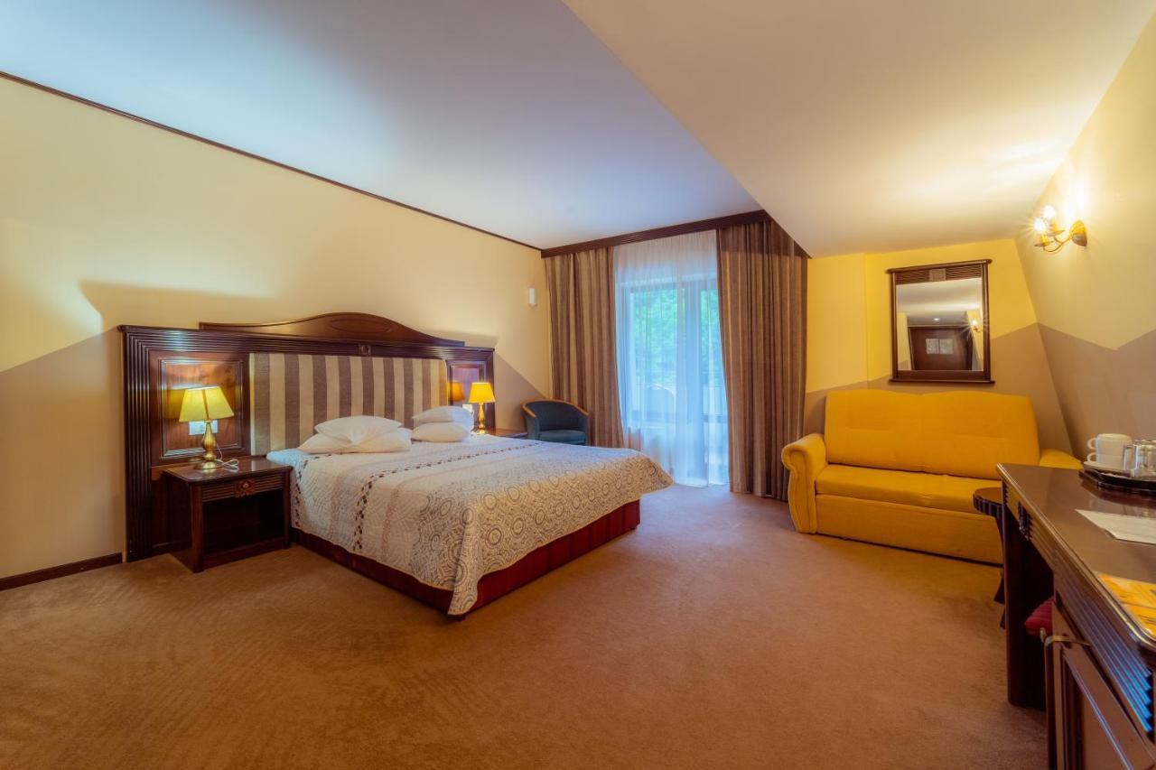 Hotel Perla Slănic-Moldova エクステリア 写真