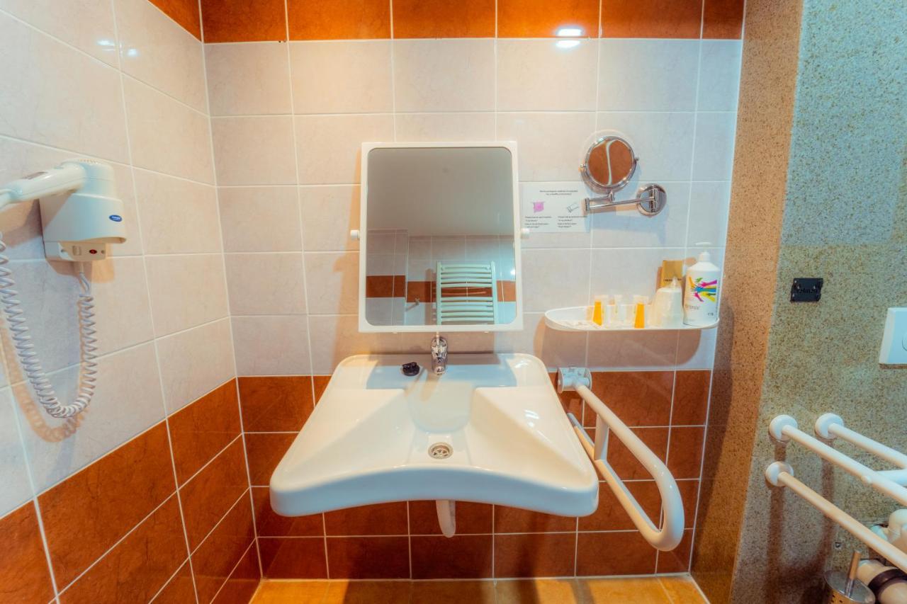 Hotel Perla Slănic-Moldova エクステリア 写真