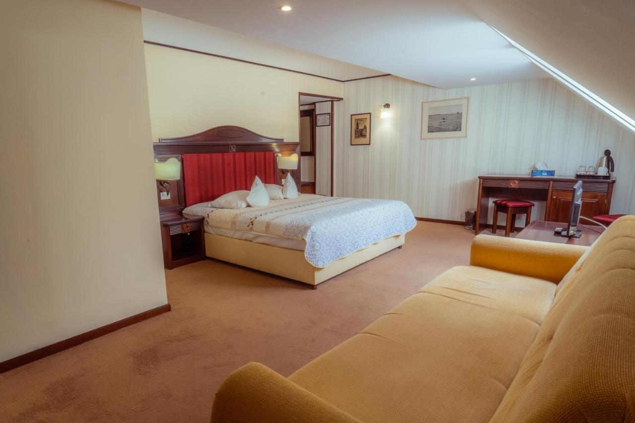 Hotel Perla Slănic-Moldova エクステリア 写真