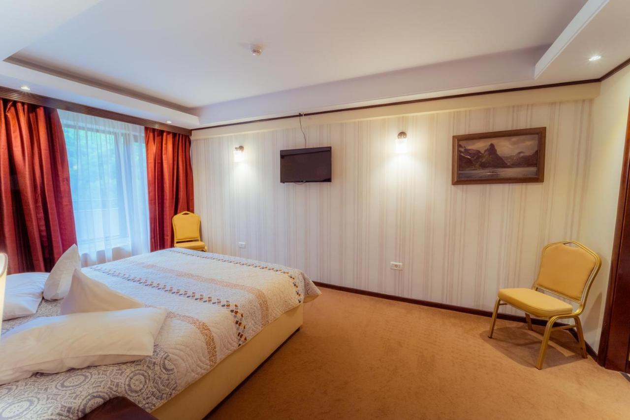 Hotel Perla Slănic-Moldova エクステリア 写真