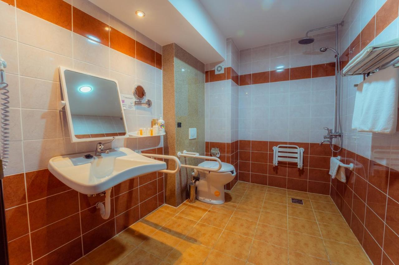 Hotel Perla Slănic-Moldova エクステリア 写真