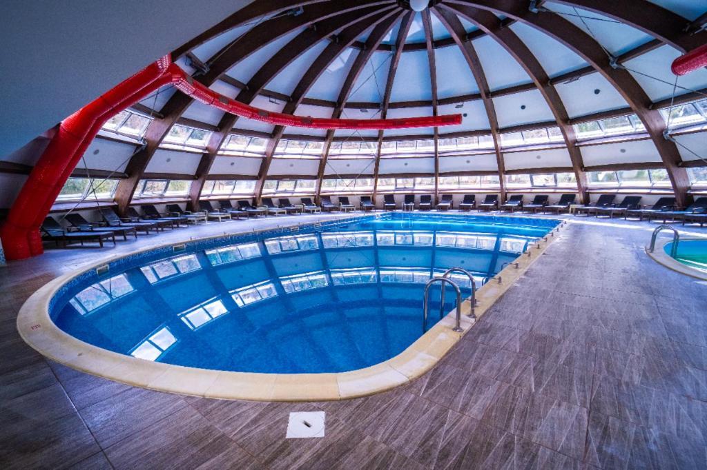Hotel Perla Slănic-Moldova エクステリア 写真