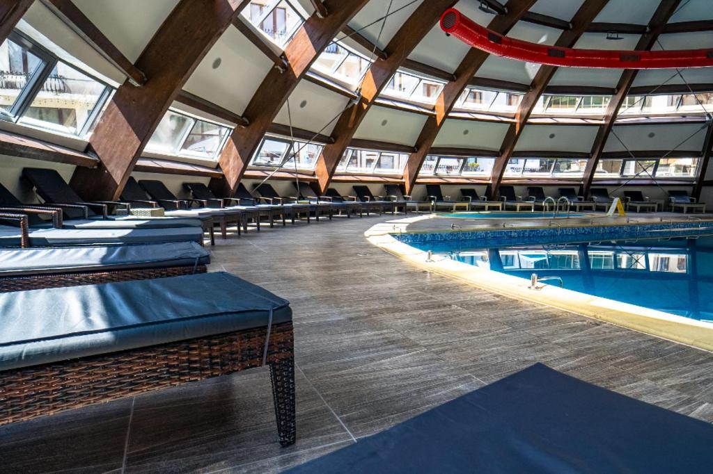 Hotel Perla Slănic-Moldova エクステリア 写真