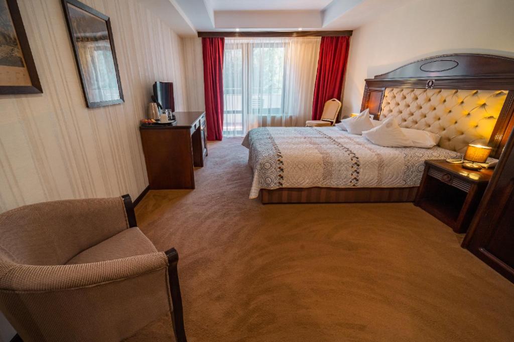 Hotel Perla Slănic-Moldova エクステリア 写真