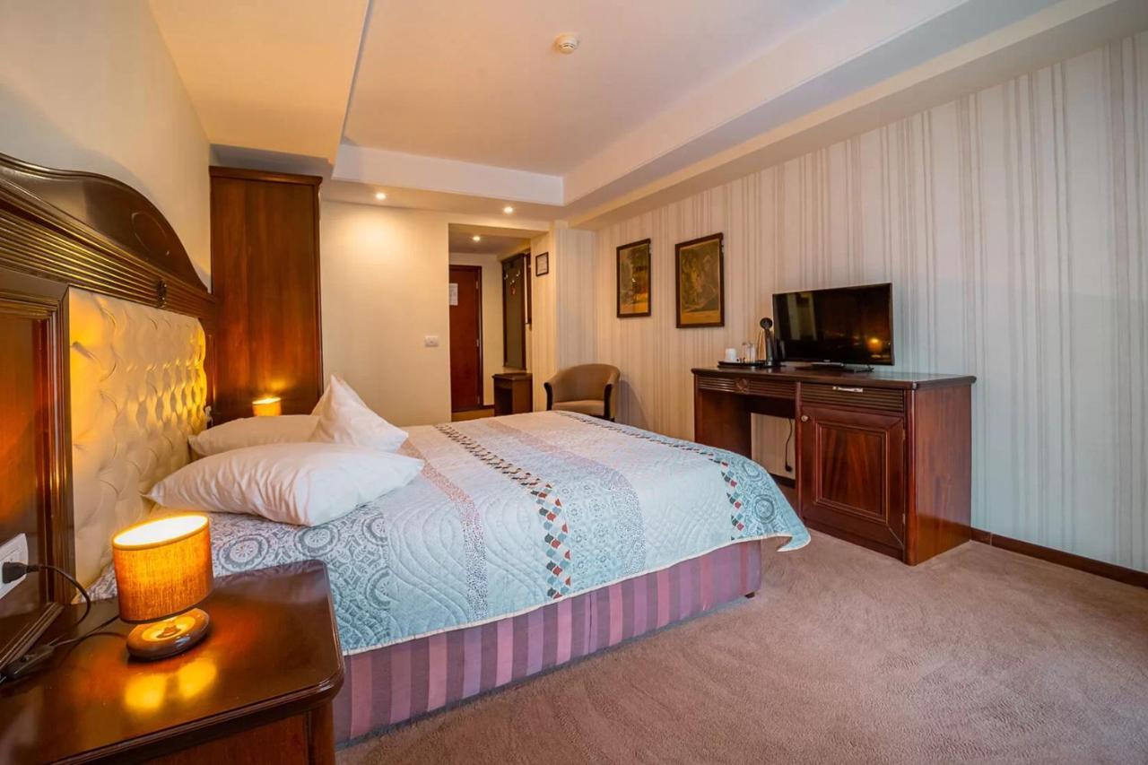 Hotel Perla Slănic-Moldova エクステリア 写真