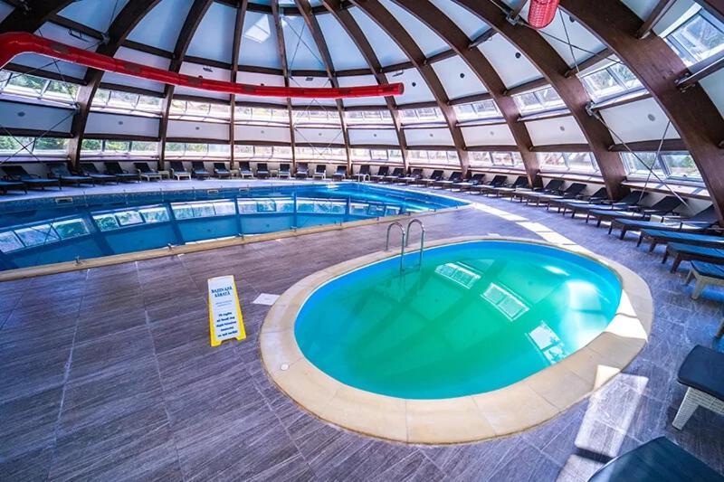 Hotel Perla Slănic-Moldova エクステリア 写真