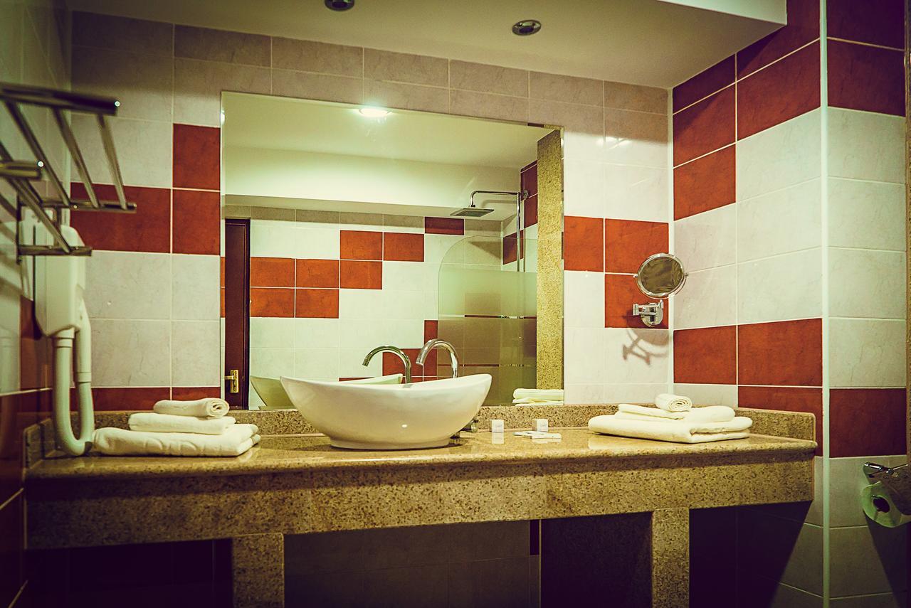 Hotel Perla Slănic-Moldova エクステリア 写真