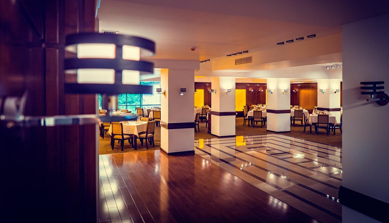 Hotel Perla Slănic-Moldova エクステリア 写真