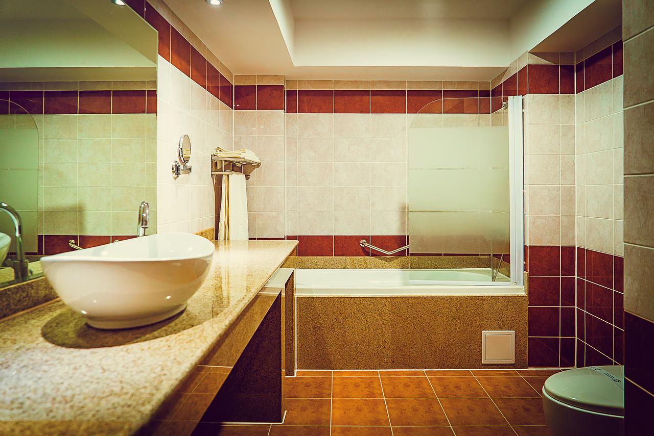 Hotel Perla Slănic-Moldova エクステリア 写真