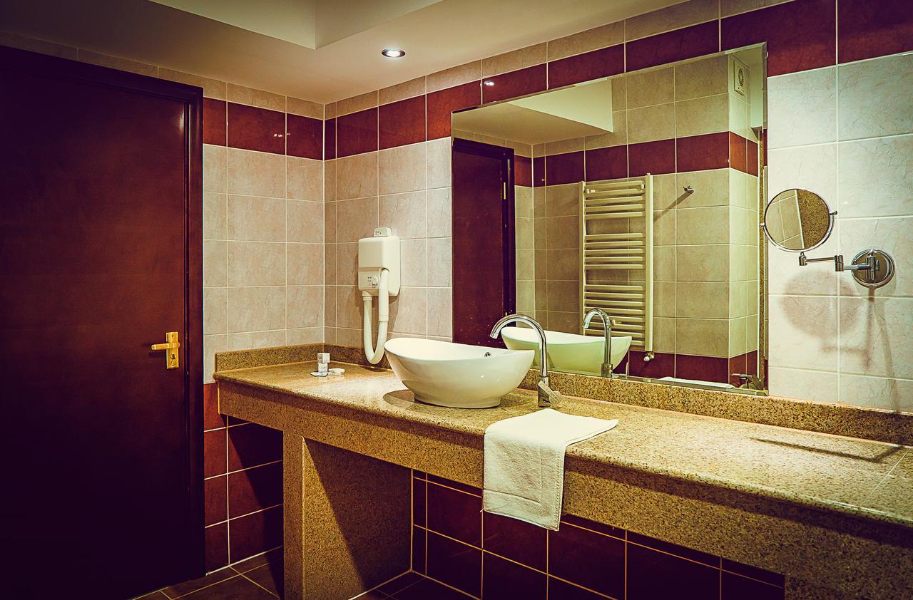 Hotel Perla Slănic-Moldova エクステリア 写真