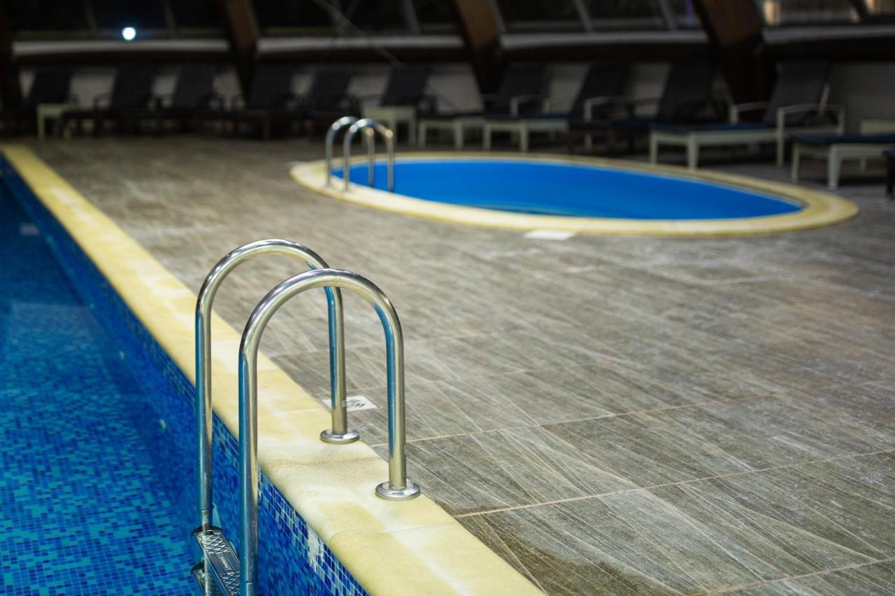 Hotel Perla Slănic-Moldova エクステリア 写真